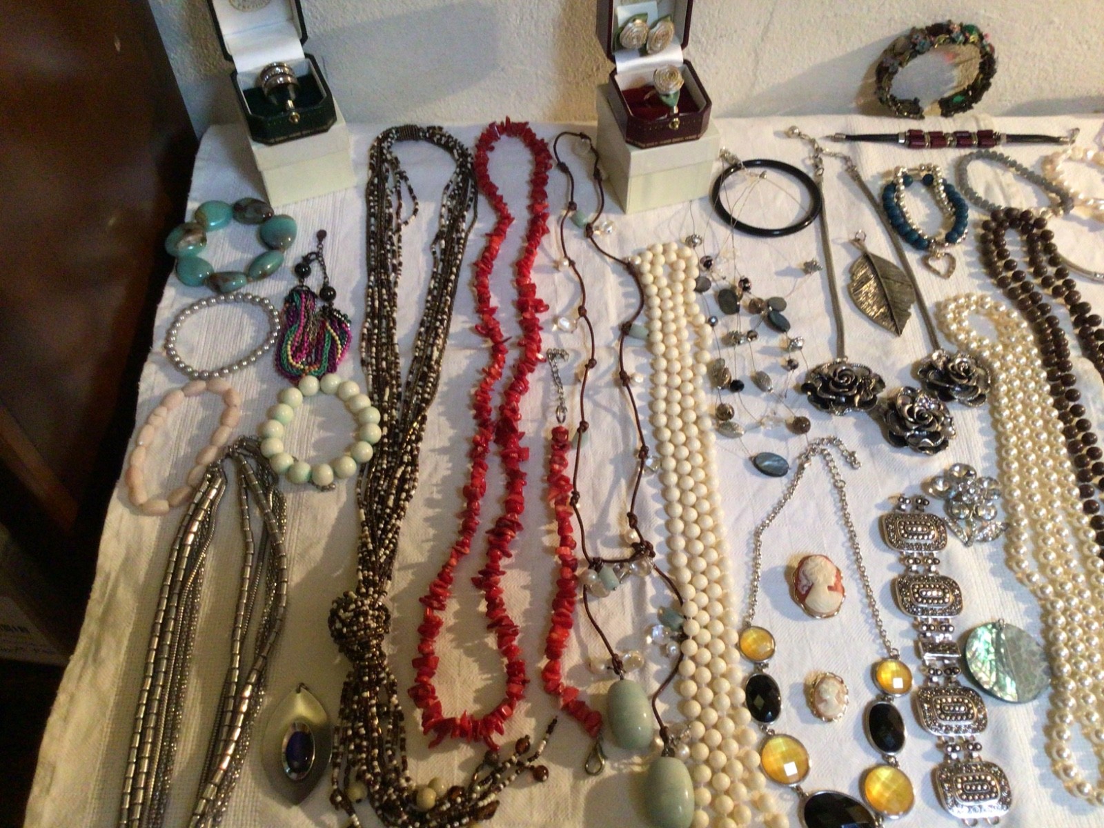 MAX LOT WITH NATURAL CORAL BRACELETS NECKLACES RINGS WITH BOXES