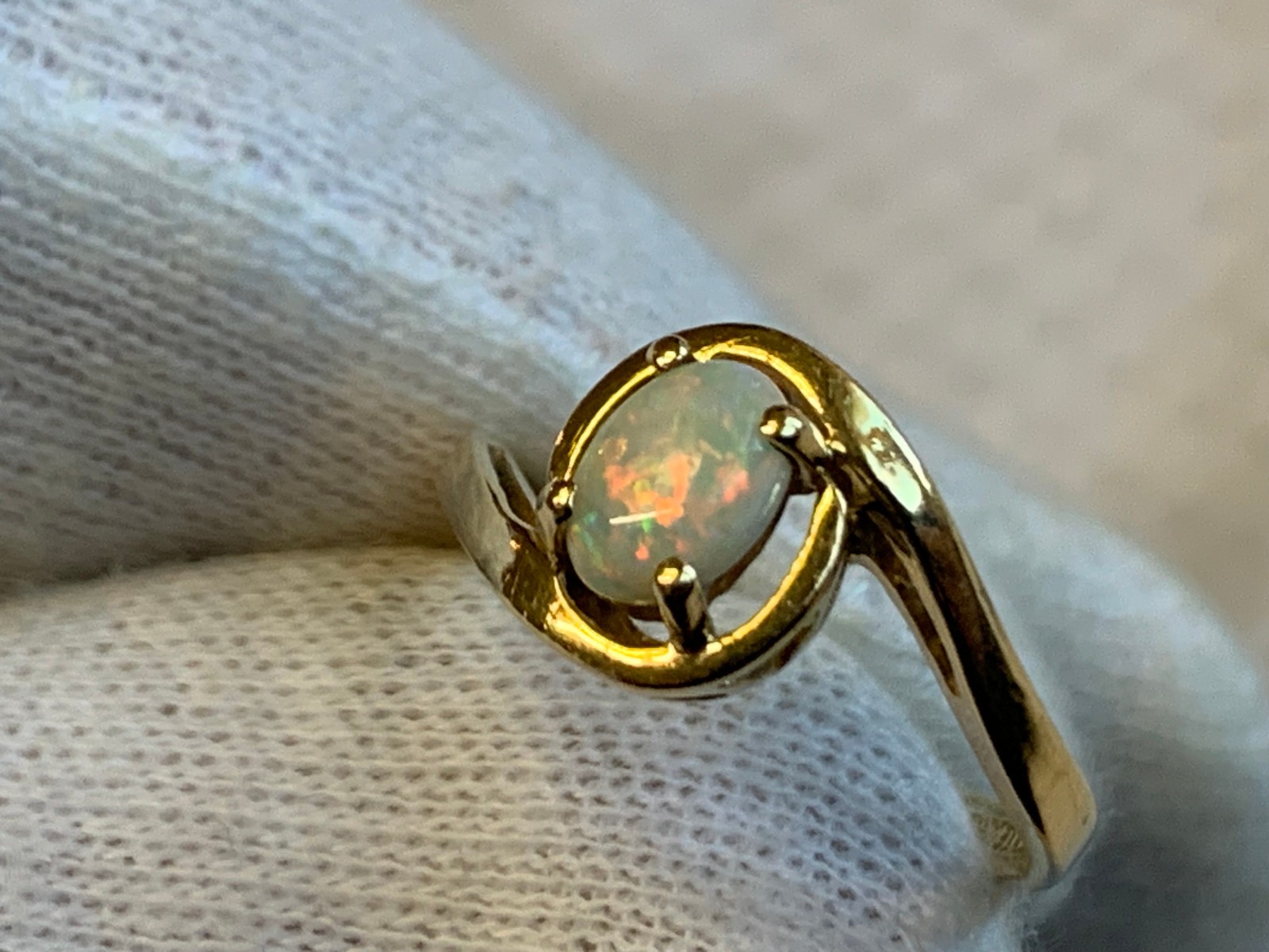14K Yellow Gold Ring 1.95g Fine Jewelry Size 5 Band Opal Look Stone *READ*