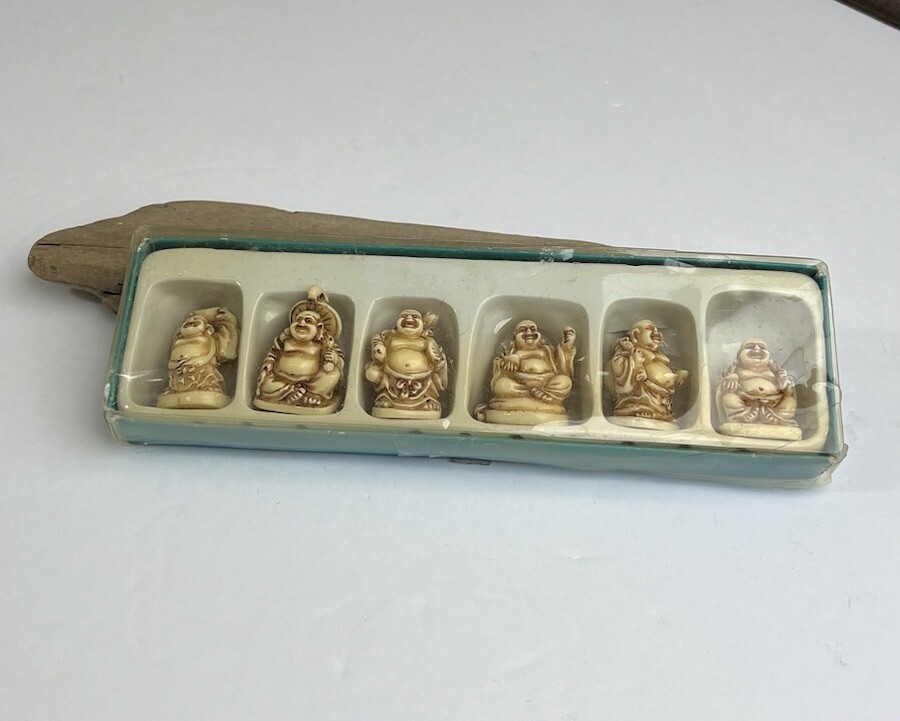 6 Piece Resin White/Brown Carved Buddha Face Head Pendant Amulet Necklace 🤎