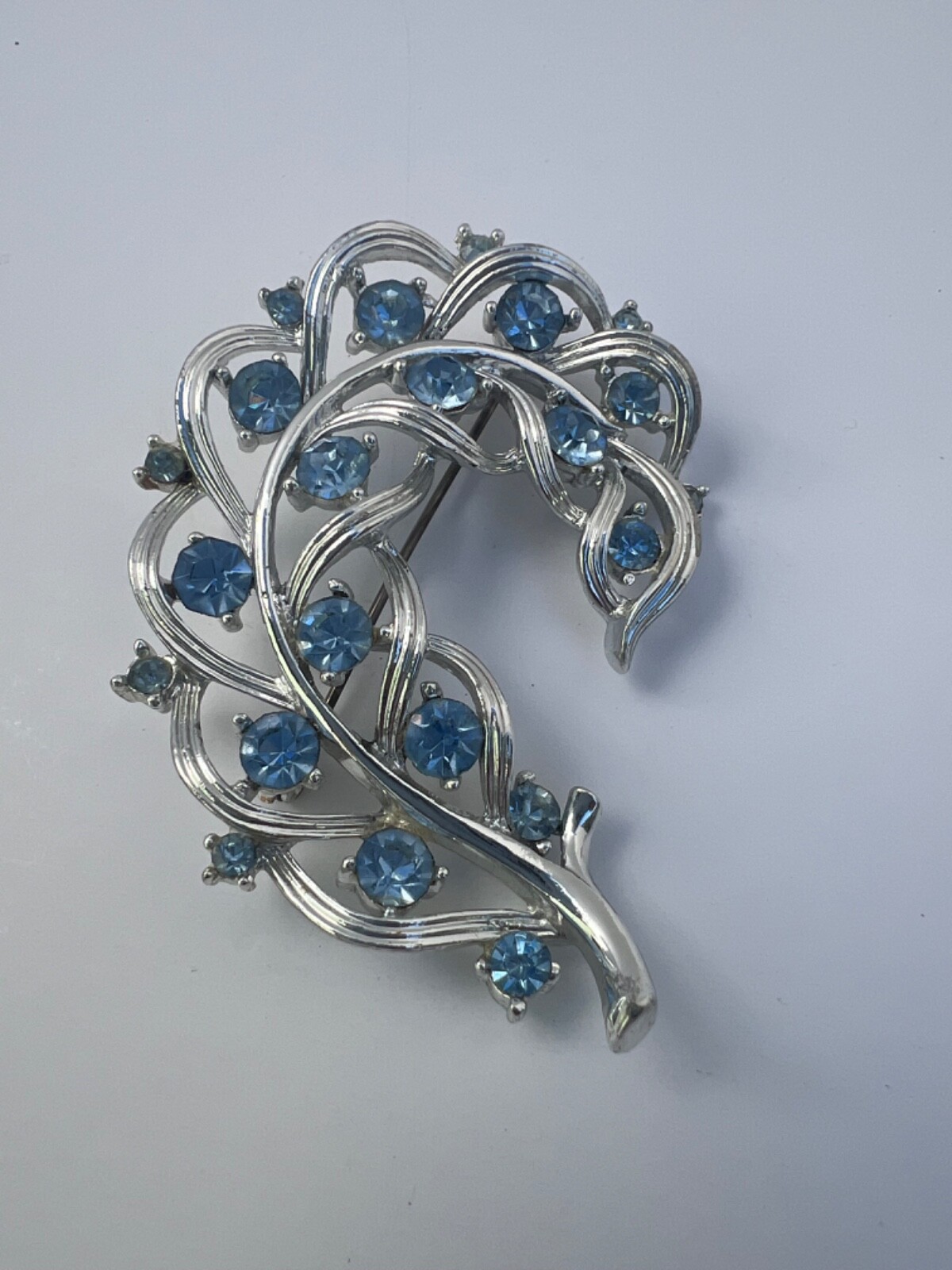Vintage Amasing Blue Rhinestones Nested on Silver Tone Brooch By Lisner(BRCH3622