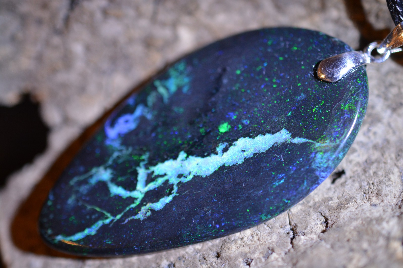 32ct 50x25x4Rare Big Electric Mooka Crystal/Hard Matrix Mix Opal Necklace Australia