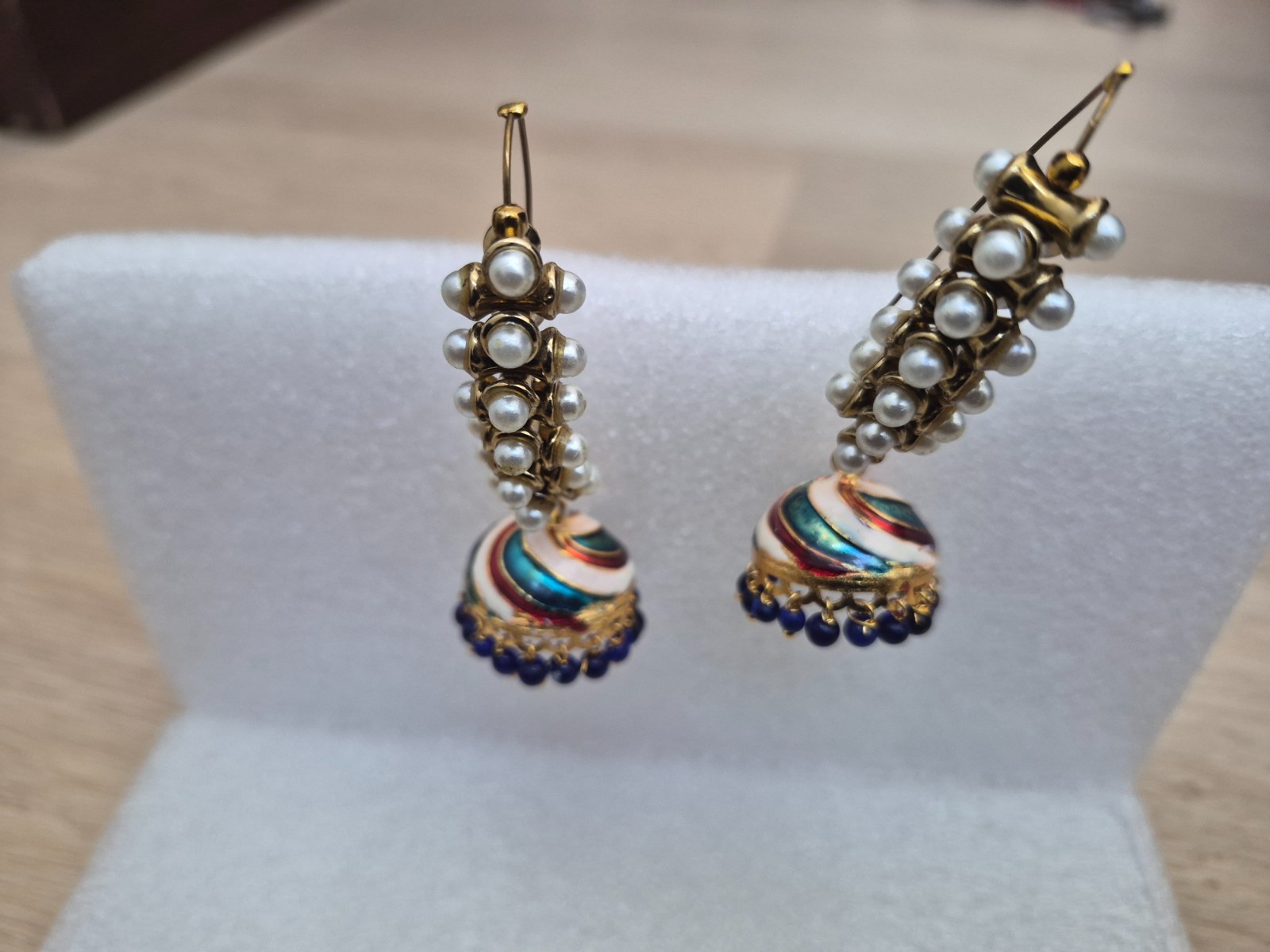 Classy design with pearls vintage earrings for women