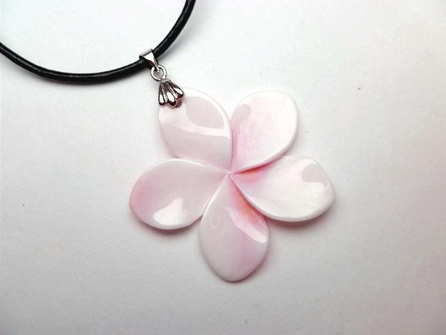 40MM CARVED PINK CONCH SHELL MOTHER OF PEARL HAWAIIAN PLUMERIA LEATHER NECKLACE