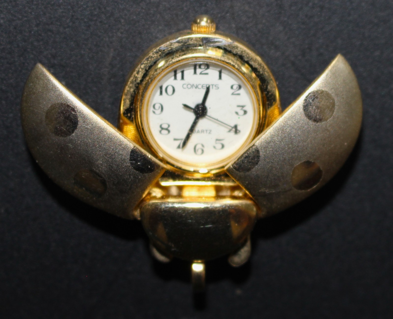 LOT OF 33 VINTAGE MALE AND FEMALE WATCHES