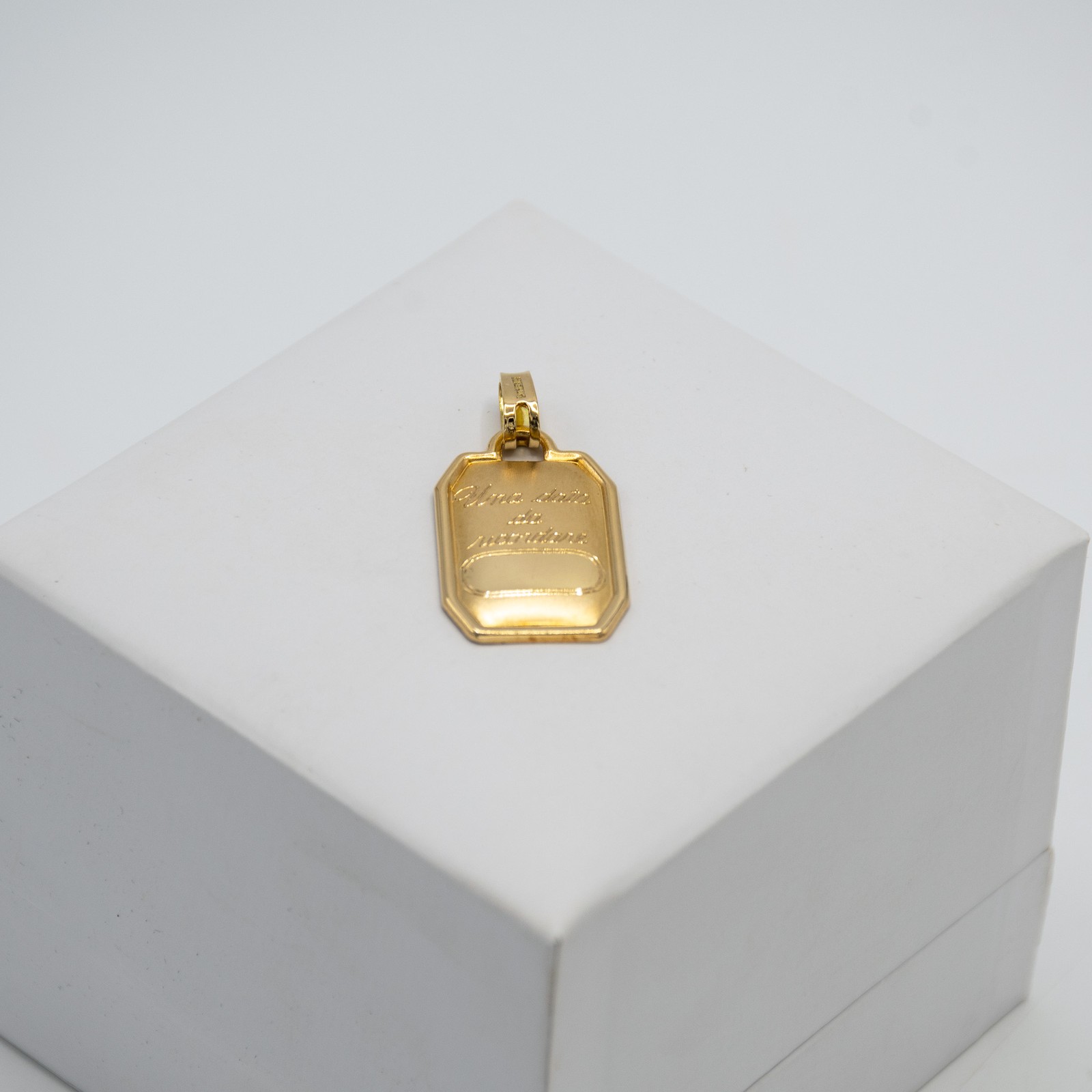 18kt Yellow Gold Pendant “A Date to Remember” E.28
