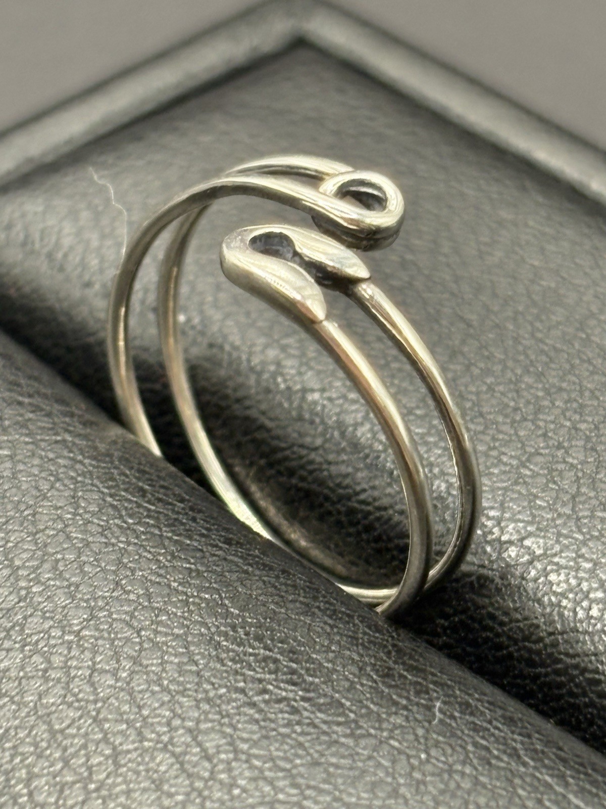 New Condition Sterling Silver Saftey Pin Ring Adjustable Size 7 G7