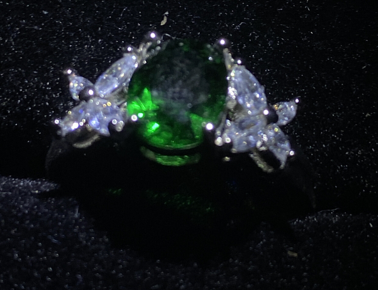 SILVER Filled Pretty Oval Solitaire + Ring+ Accents.GREEN GEM. N1/2. 54. 7