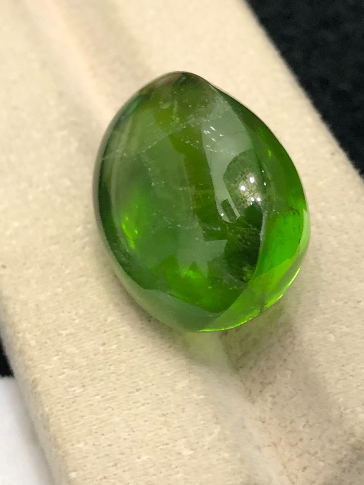 50 CT TOP QUALITY CABOCHAN PERIDOT LOOSE GEMSTONE (23.80x 17.05x 13.0 mm)