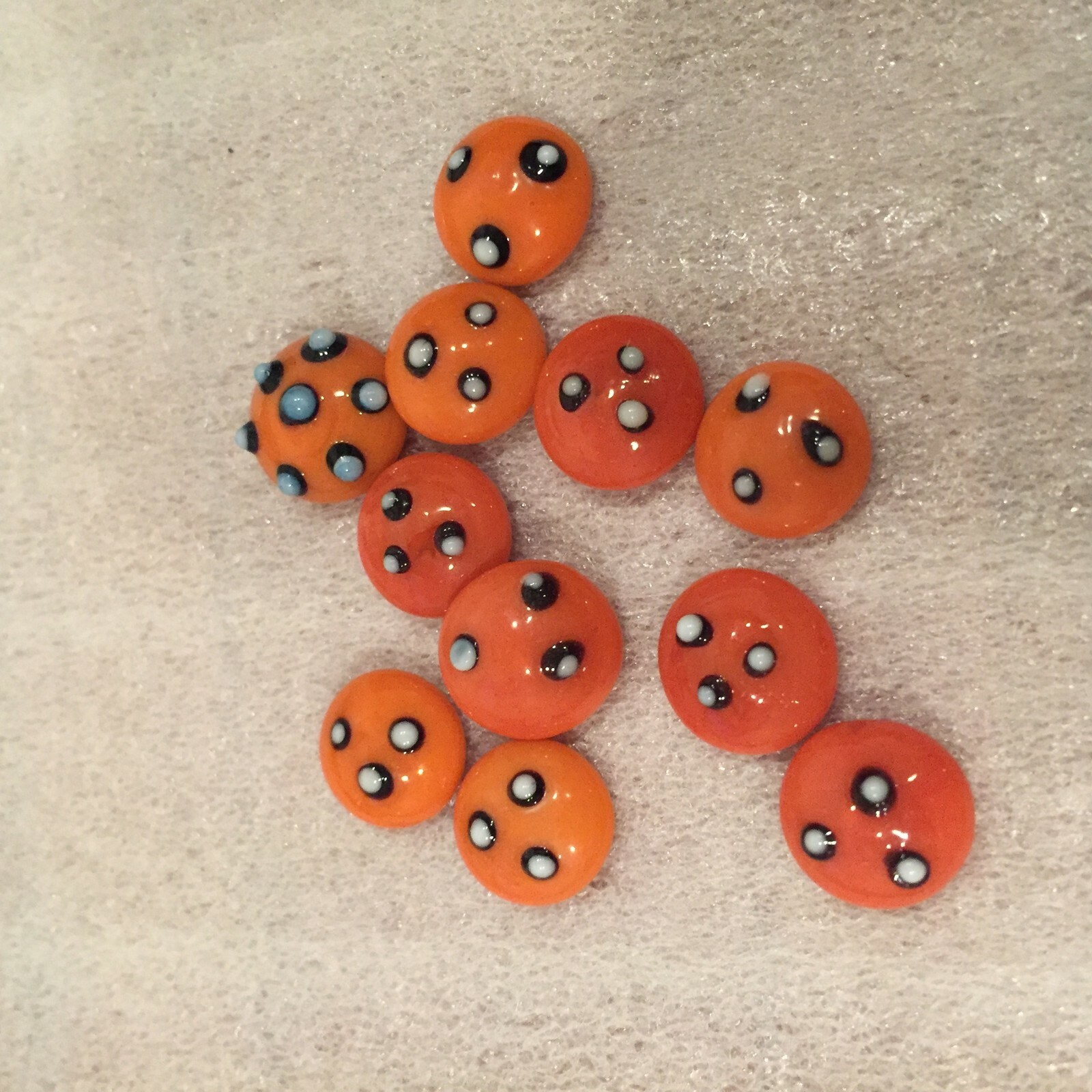 SL42 12mm (approx) orange w/raised black & white spots round glass ‘buttons'(30)