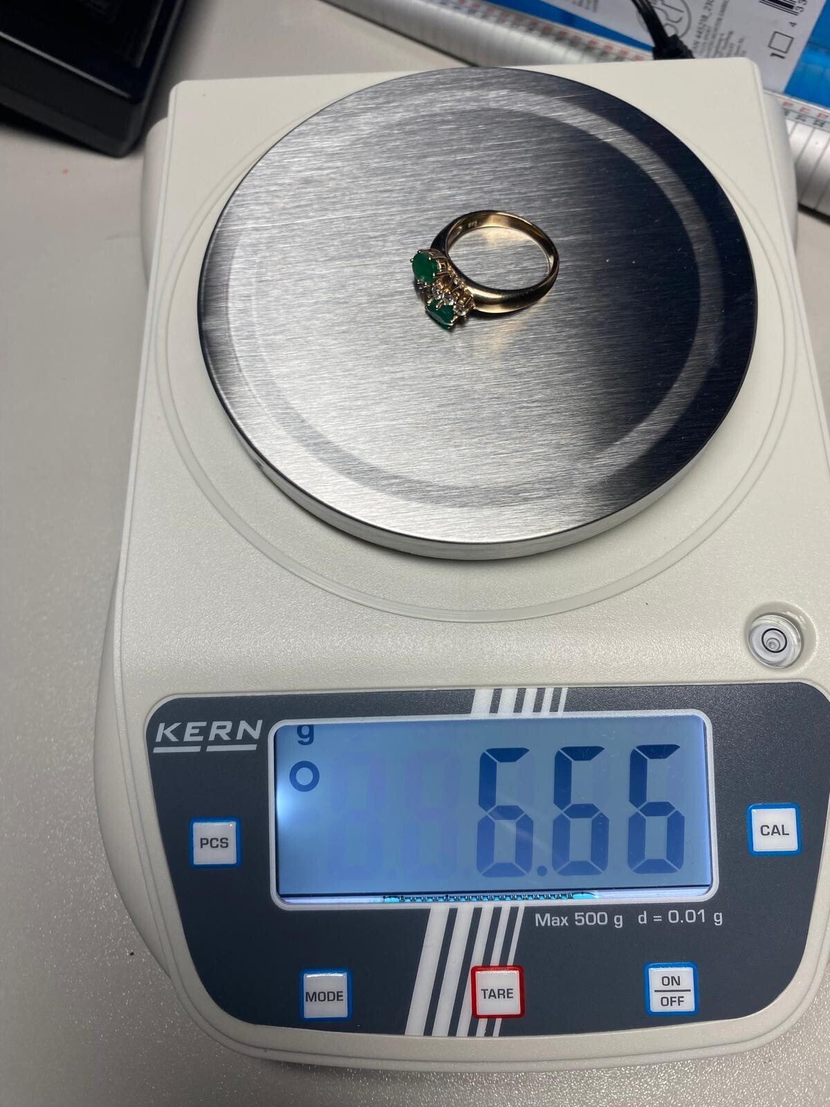 14k gold ring 1.8ct green emerald brilliant 0.27ct 6.7gr. Estimate: 1600€