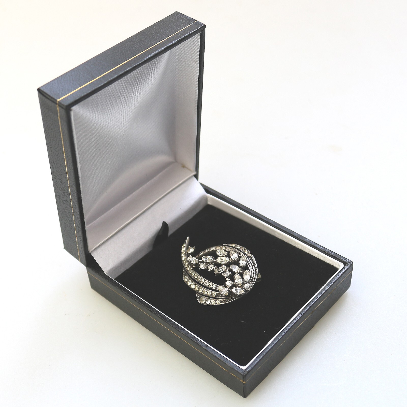 A vintage quality 925 solid silver & diamante Brooch – gift boxed 9g C.20thC