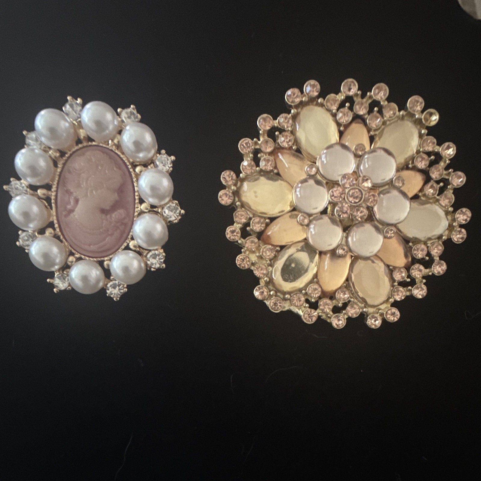 Vintage Style Pink Reson Cameo Brooch Pin Faux Pearl Rhinestone Gold Tone Pendan