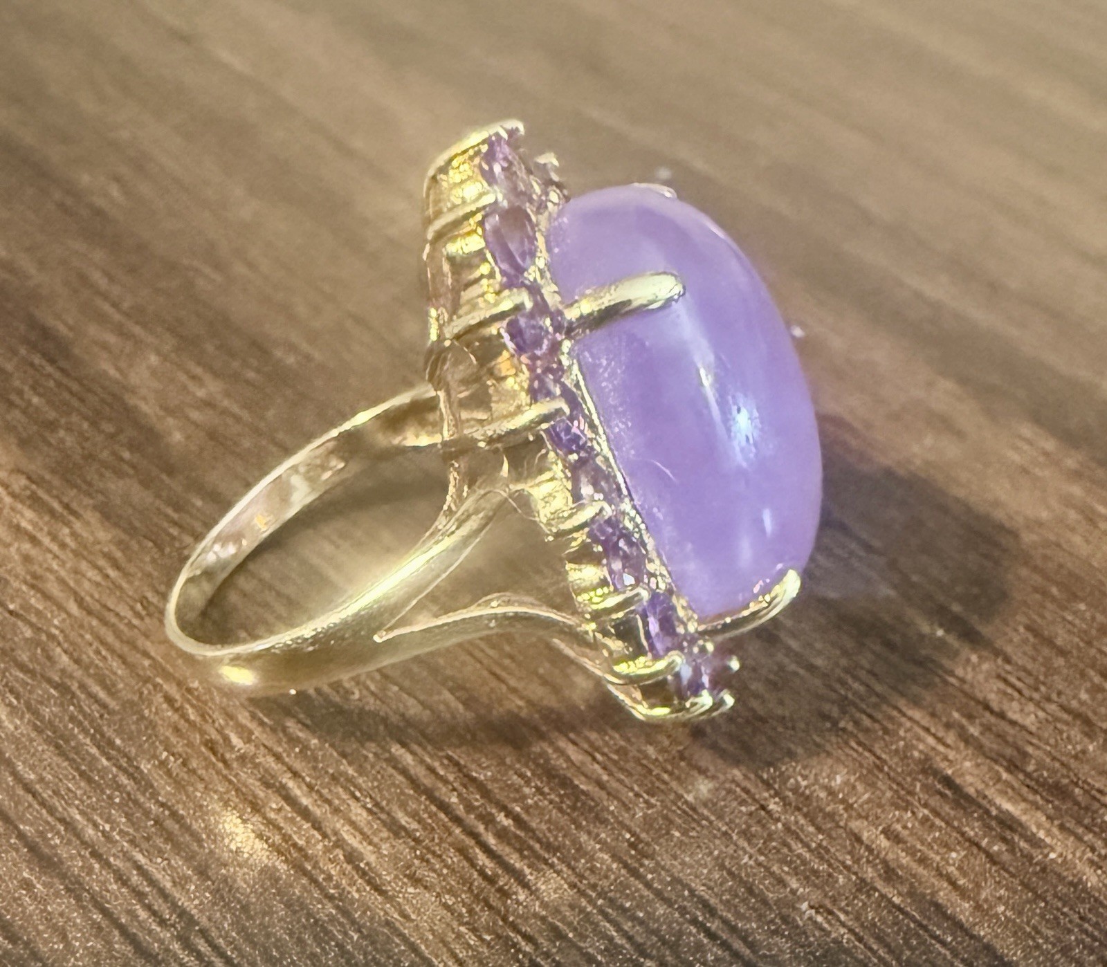 ESTATE PTJ 14K YELLOW GOLD LAVANDER JADE AND AMETHYST RING SIZE 6.5 8.0 grams TW