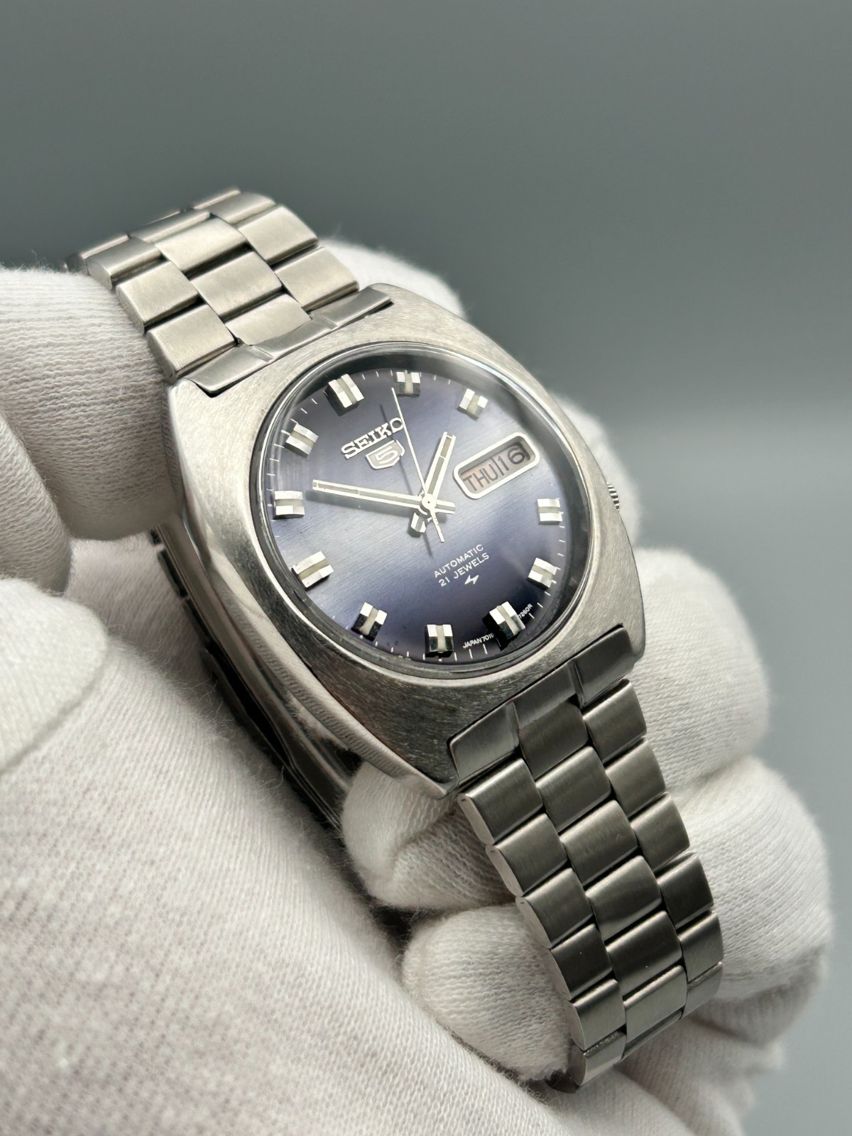 Vintage Seiko 5 Automatic Gradient Blue 21J Day/Date Men’s Wrist Watch Japan