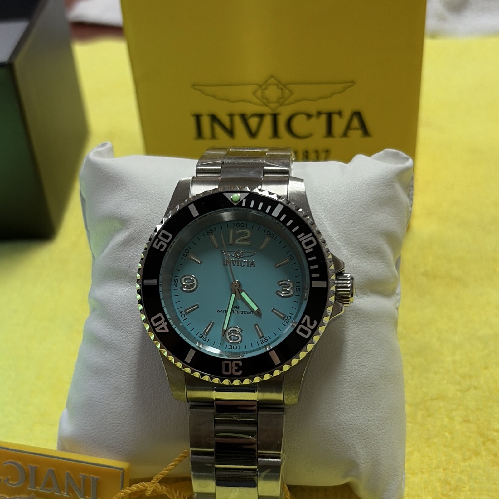 Invicta Pro Diver Men’s Quartz Diver WR 50m 40mm Blue Dial Black Bezel Box