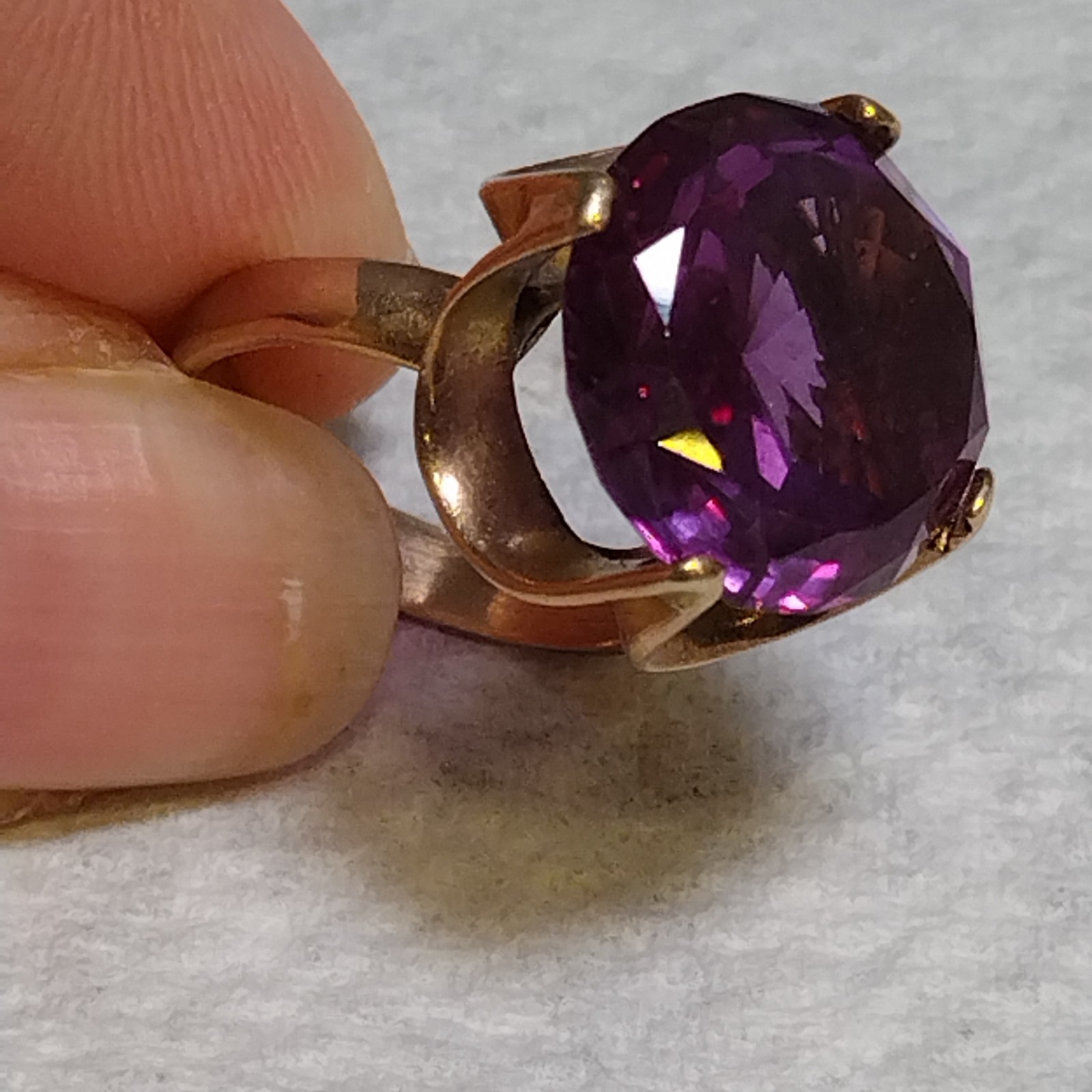 VTG Gold Tone Cocktail Ring Large Oval Faux Amethyst Purple Faceted Stone 6.5