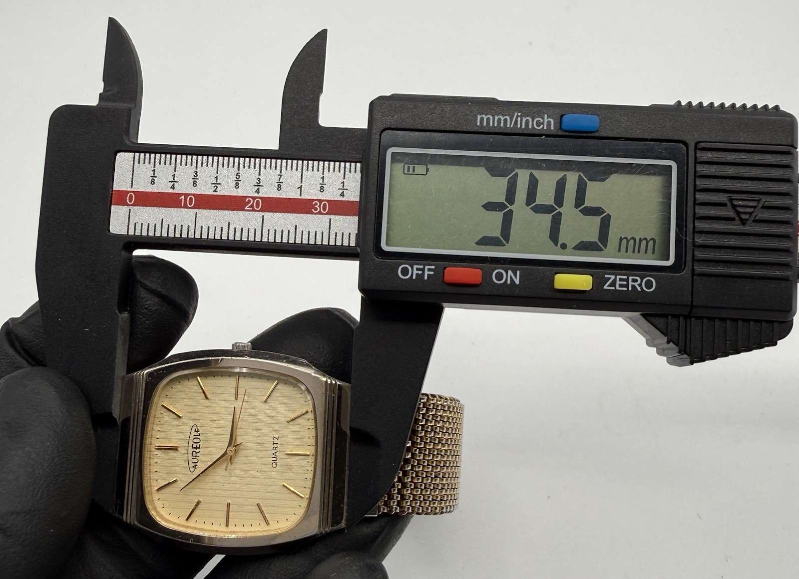 Aureole Quartz Gold Dial Wristwatch