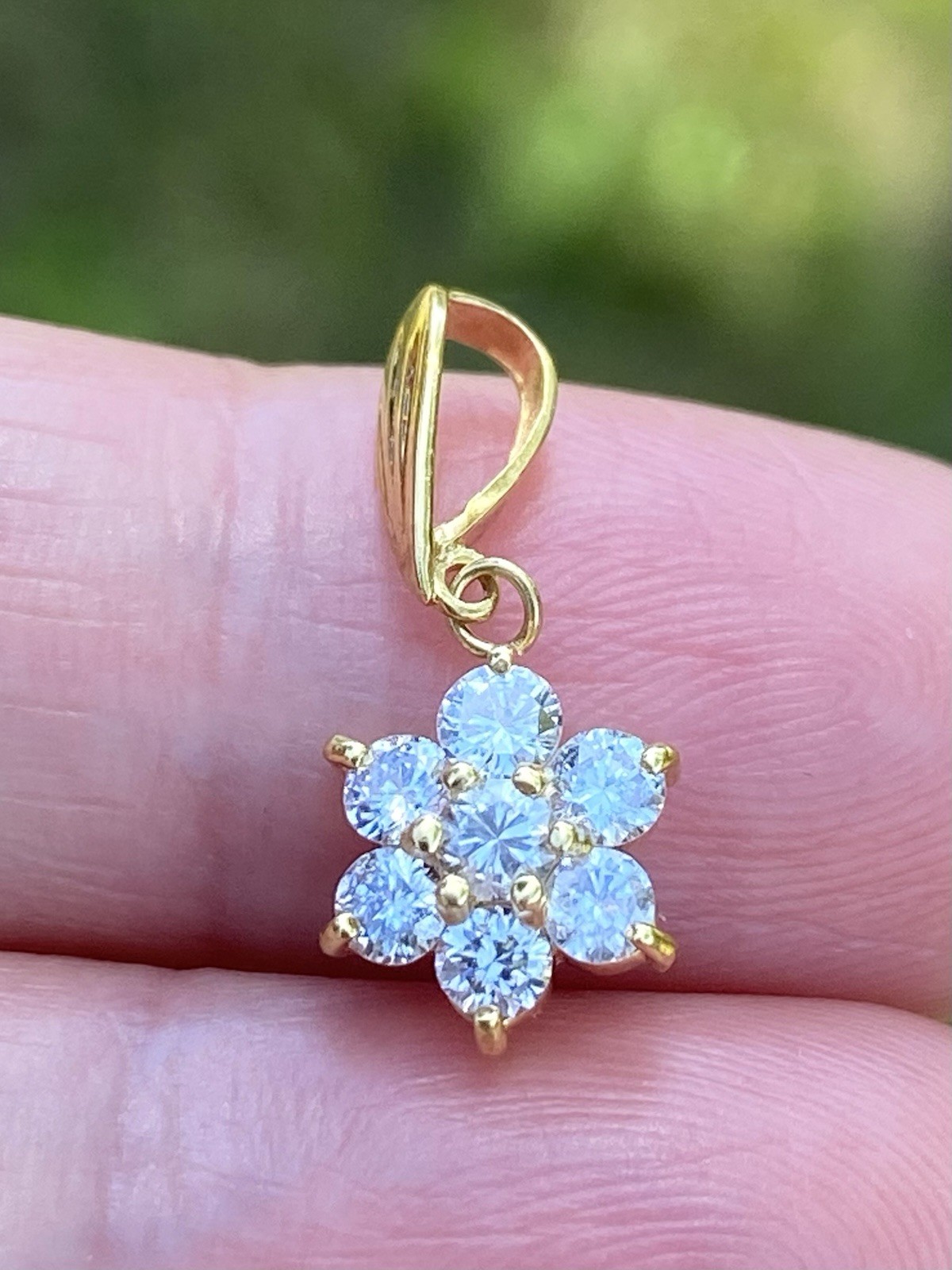 18K Yellow Gold 0.50CTW 100% Natural Diamond Flower Cluster Pendant