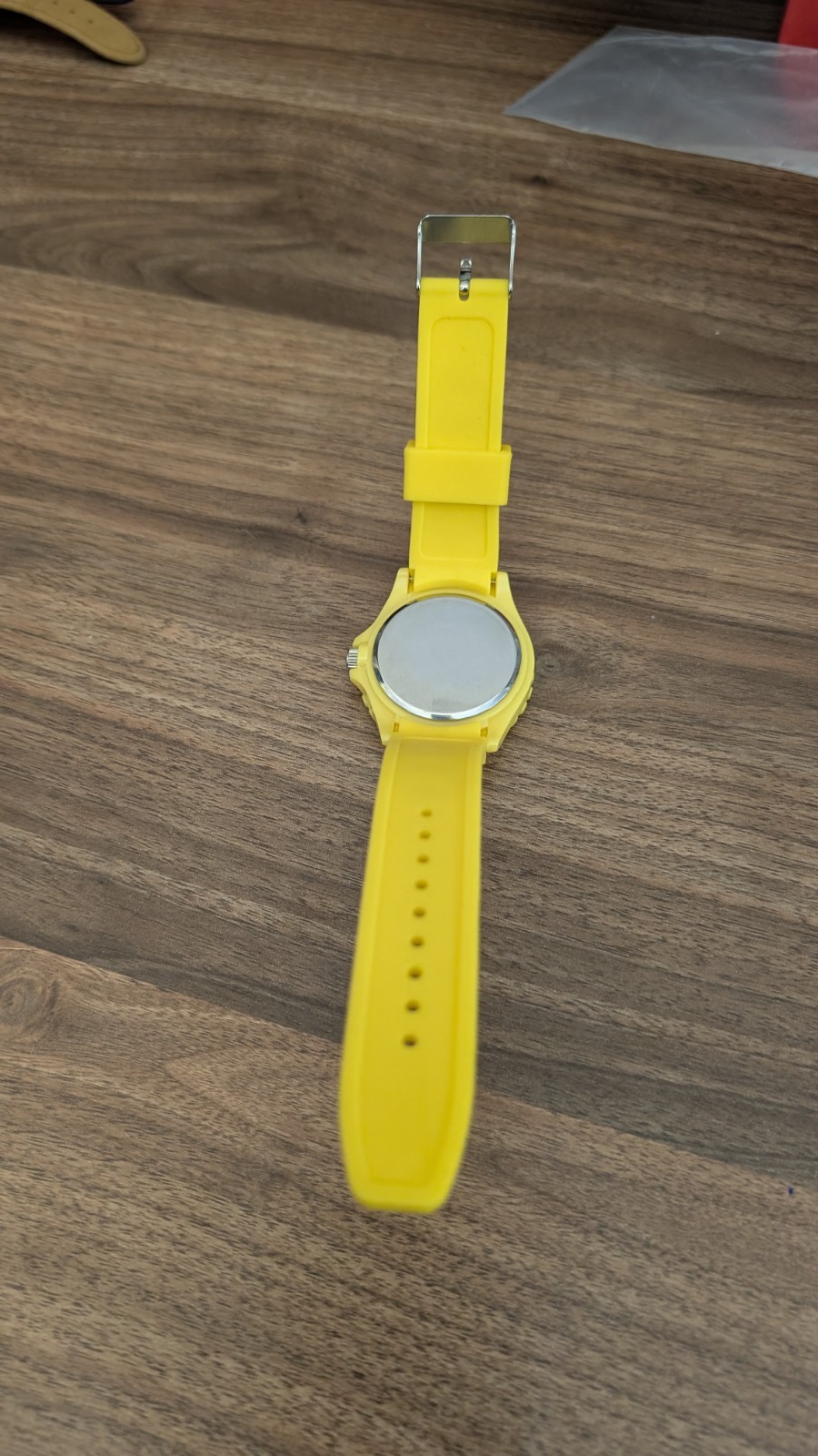 Yellow Brazil Flag Quartz Watch – Sporty Silicone Strap, Rotating Bezel