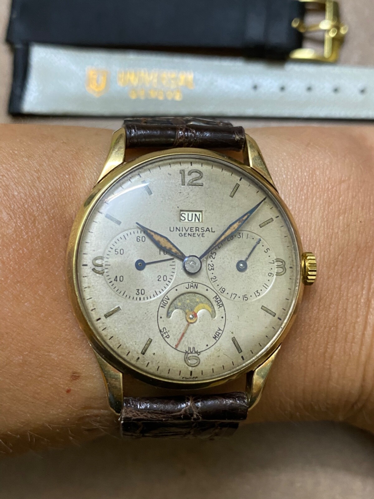 vintage Univeral Geneve Triple date Moonphase Soild gold 14k 51308 291 buckle
