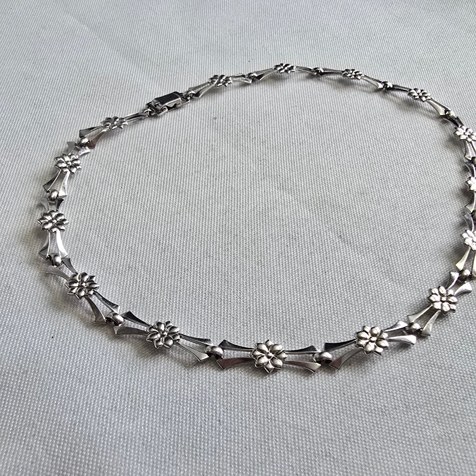 Sterling Silver Floral Necklace 14.53g Fine Jewelry 15″ Chain Flower Choker