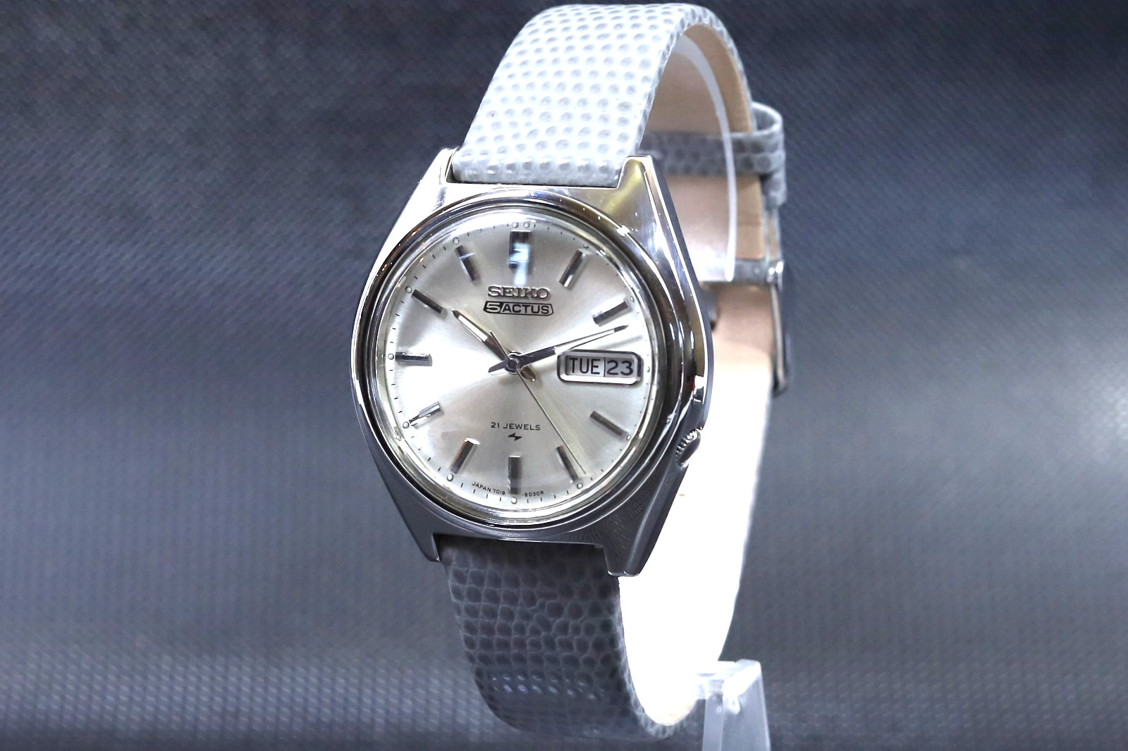 Vintage Seiko 5 Actus 7019-8010 Auto 21J Silver Sunburst Day-Date Japan