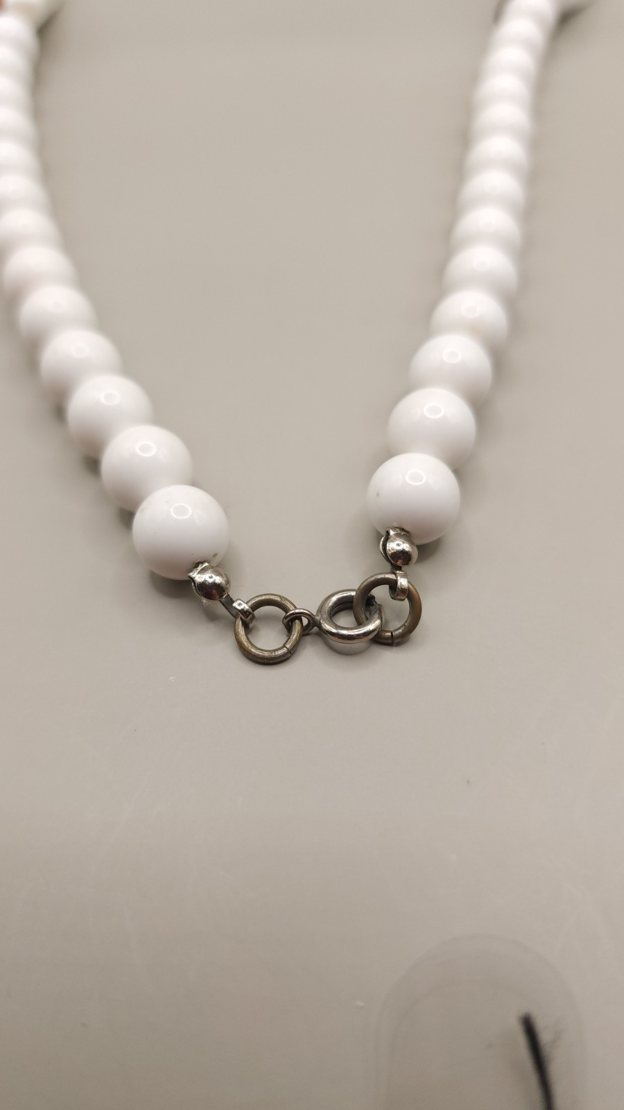 Vintage 1970s Mod White Lucite & Faux Wood Grain Station Bead Necklace 28″ 2.4oz