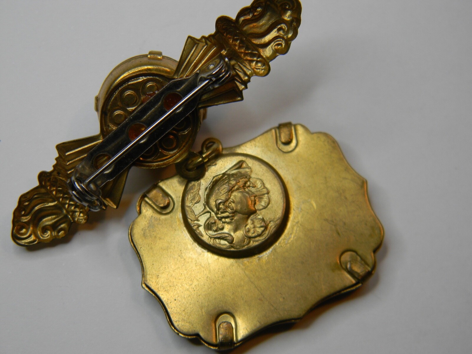 1898 19C VINTAGE 2 CENT DOCUMENT STAMP GOLD PLATED ORNATE BROOCH PIN PENDANT