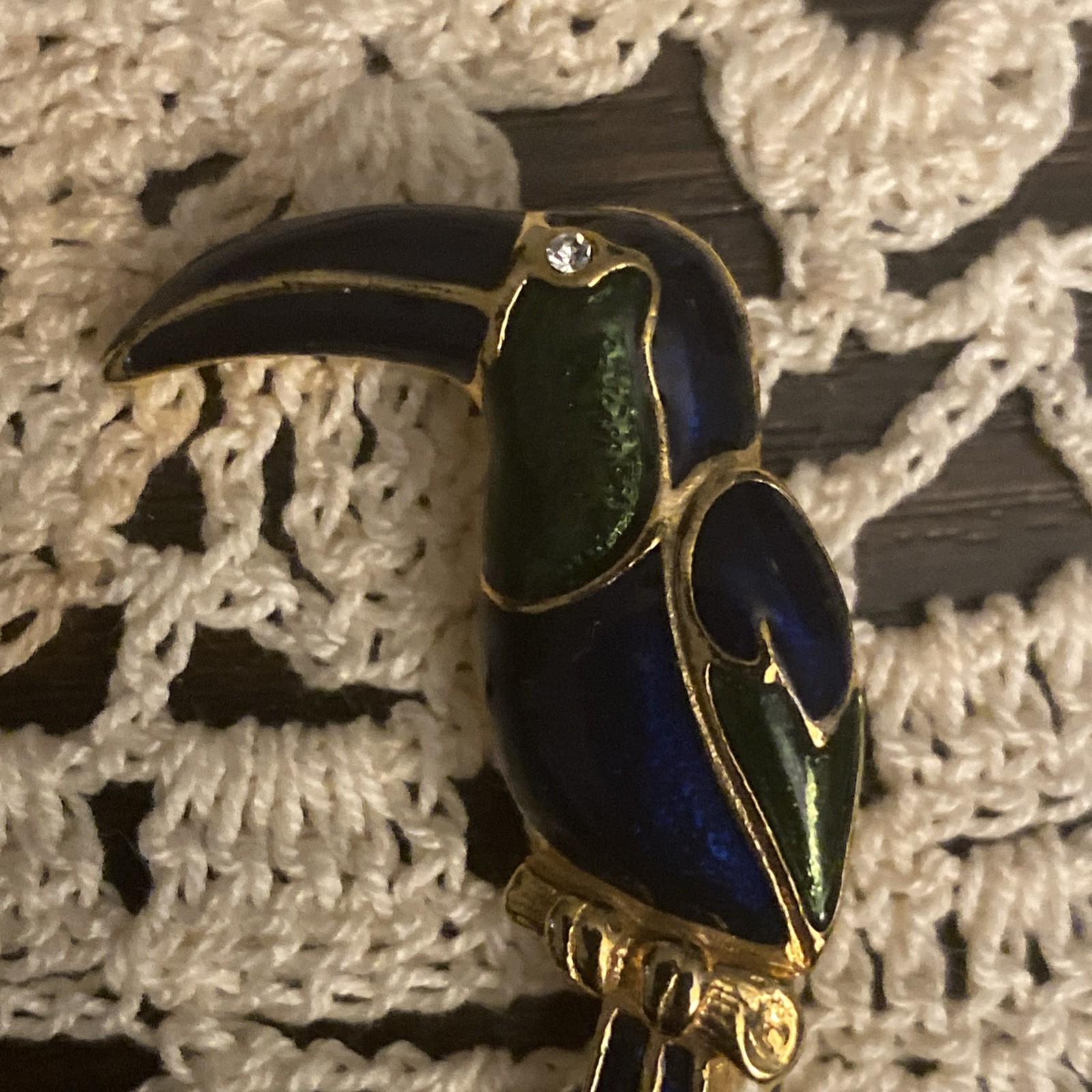 Vtg Gold Tone Metal and Enamel Rhinestone Eye Toucan Tropical Bird Brooch Pin