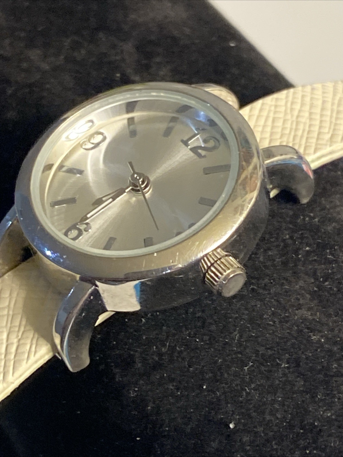 Accutime Watch Corp Women’s Silver Toned Watch New Battery
