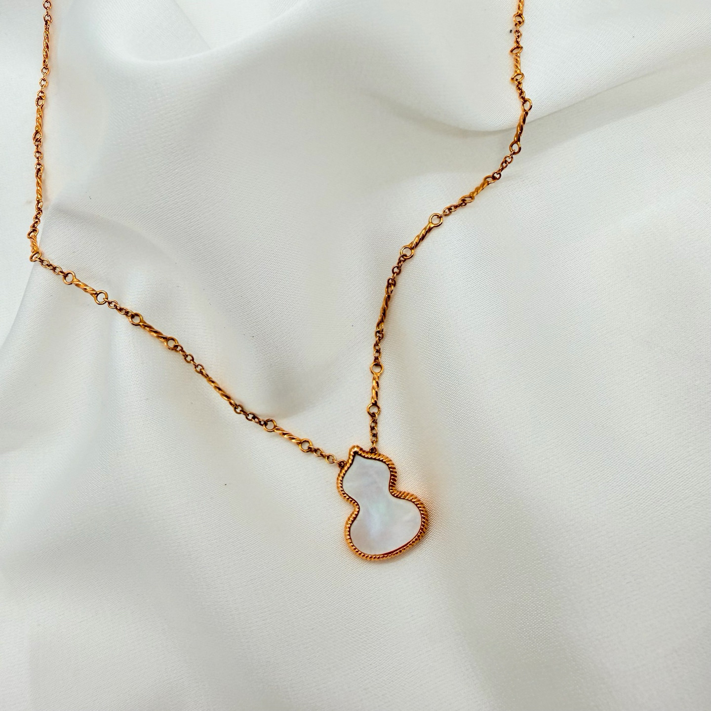 Qeelin Wulu 18K Rose Gold White Mother‑of‑Pearl Gourd Necklace No Accessories