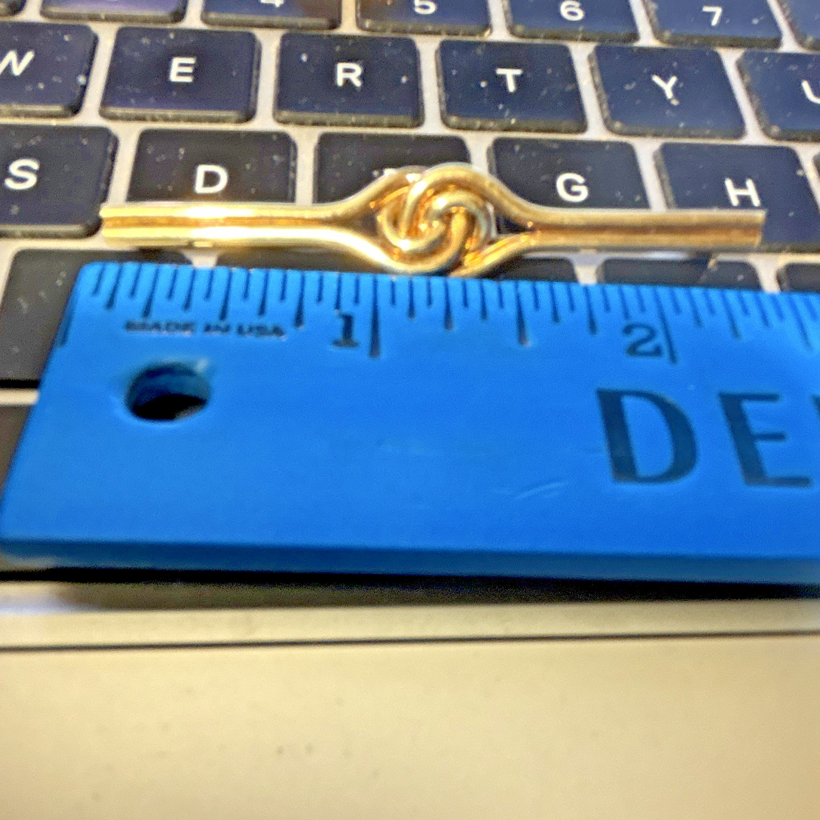 tested .585 14k vintage gold pin . 3.93 grams beautiful old yellow brooch