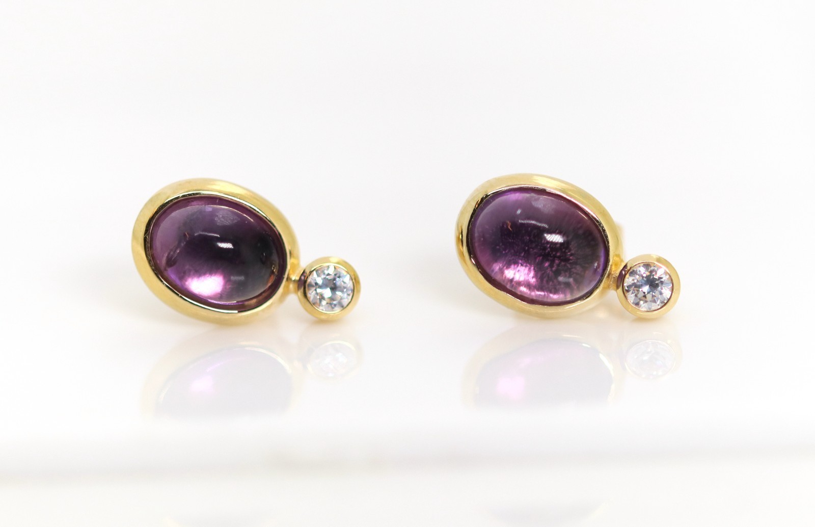 Ladies Yellow Gold Stud Earrings 8kt – 333 Purple Amethyst Cabochon + Cubic Zirconia, L: 14mm