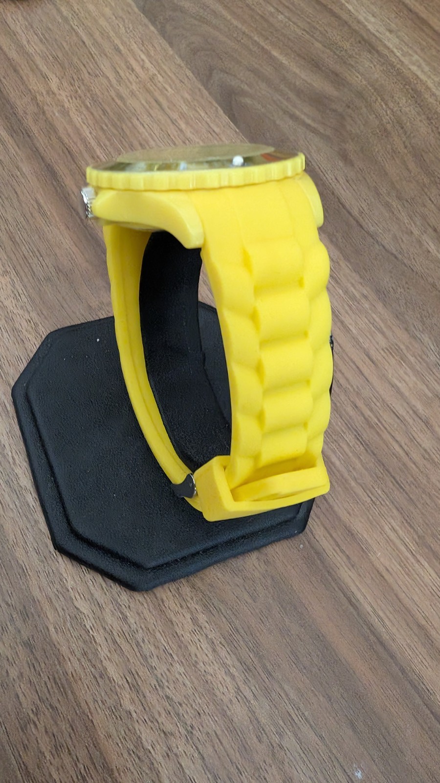 Yellow Brazil Flag Quartz Watch – Sporty Silicone Strap, Rotating Bezel
