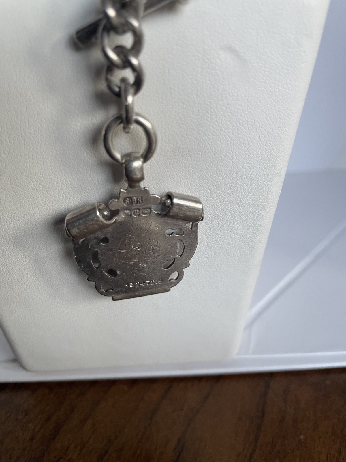 Sterling silver stamped antique fob chain w’ T bar + shield. 84 grs. L 38.5 cms
