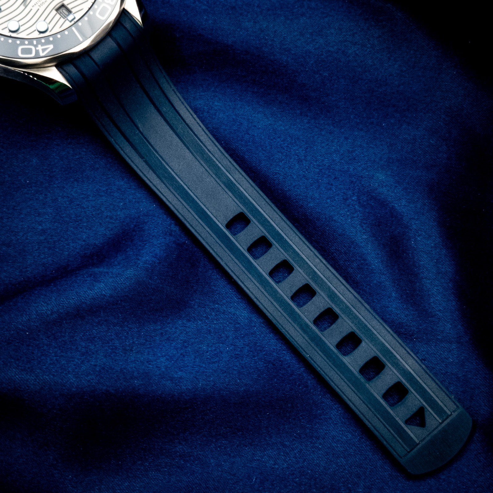 2024 OMEGA Seamaster Diver 300M Gray Wave 6xStraps 210.30.42.20.06.001 Full Set