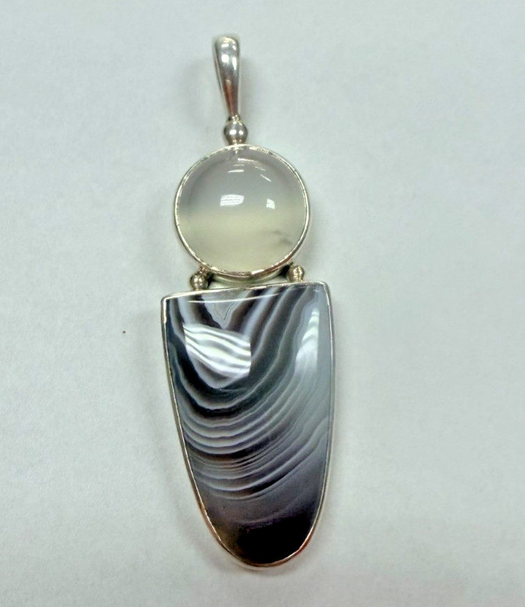 SAJEN Sterling Silver Drop Pendant w/ Grey Designed Stone / white stone [076DuW]