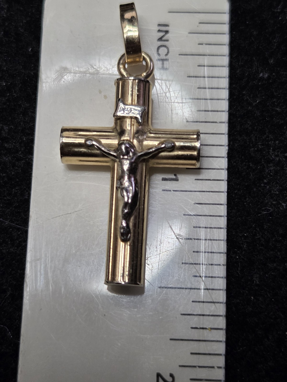 14 KT GOLD RELIGIOUS CROSS. 3.2 Grams