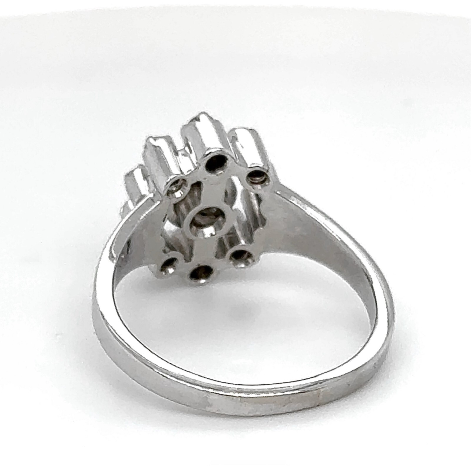 Vintage 18ct (750) White Gold Ring with Fine Diamonds
