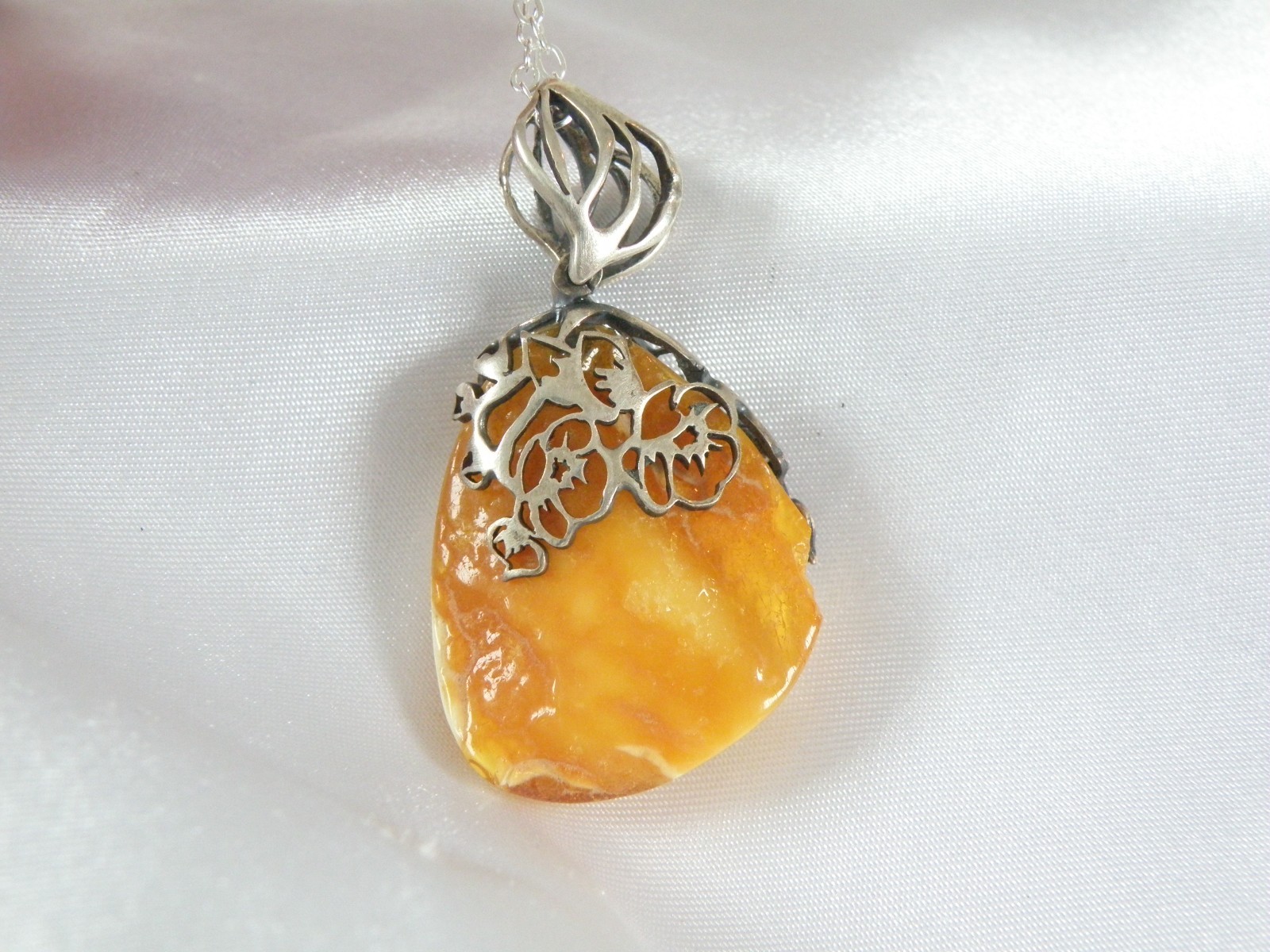 Vintage Sterling Silver 925 Butterscotch Egg Yolk Amber Pendant Necklace