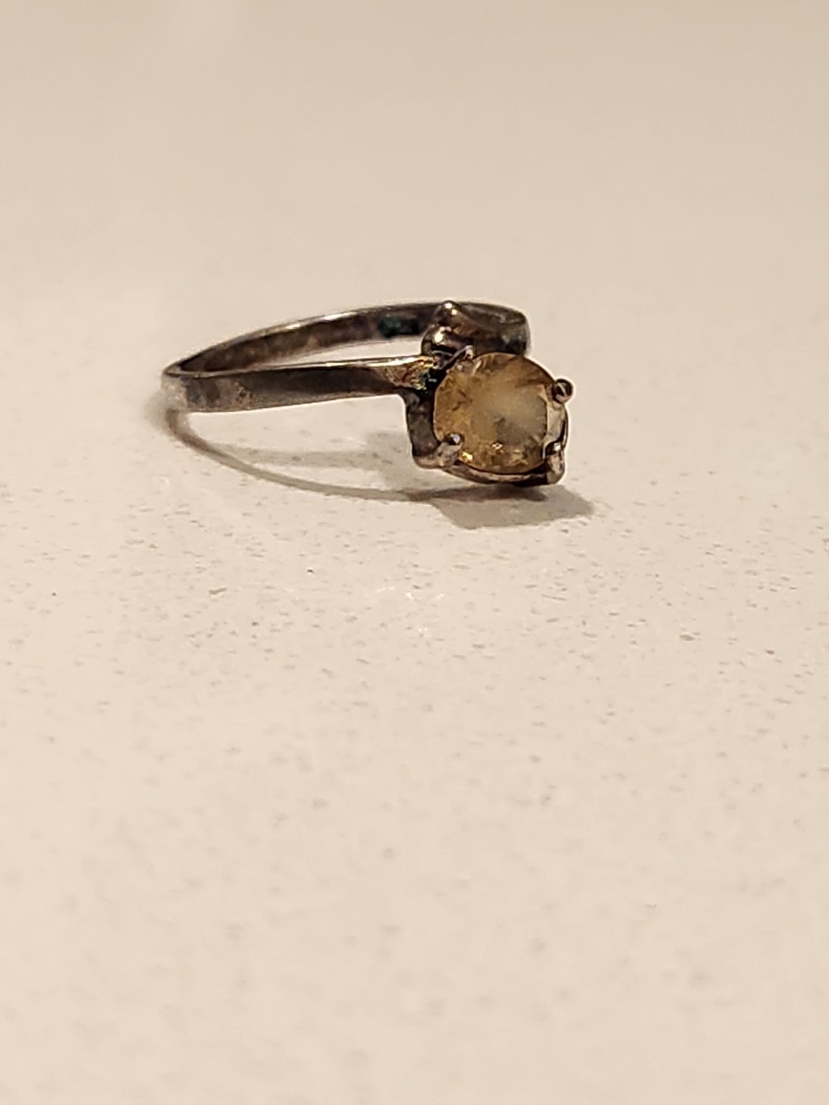 925 Silver Ring With Yellow-Green Stone / Slightly Damaged