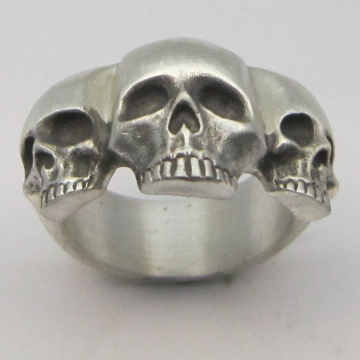 MJG STERLING SILVER TRINITY 3 SKULL RING. BIKER. GUITAR PLAYER. SZ 11. 23 G