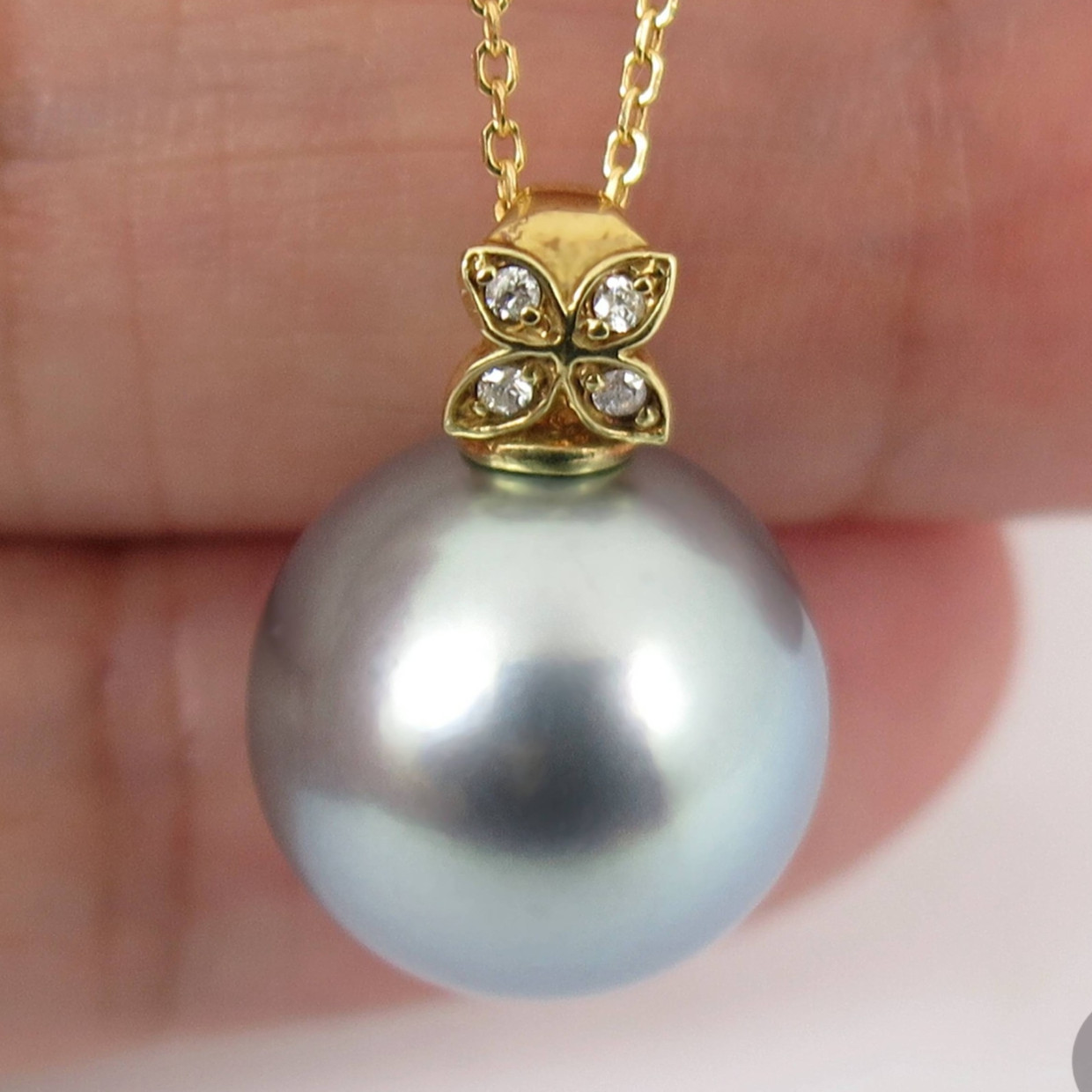 13.7mm Mirror Luster Tahitian Pearl Pendant, 18K Solid Gold with Diamonds #P5819