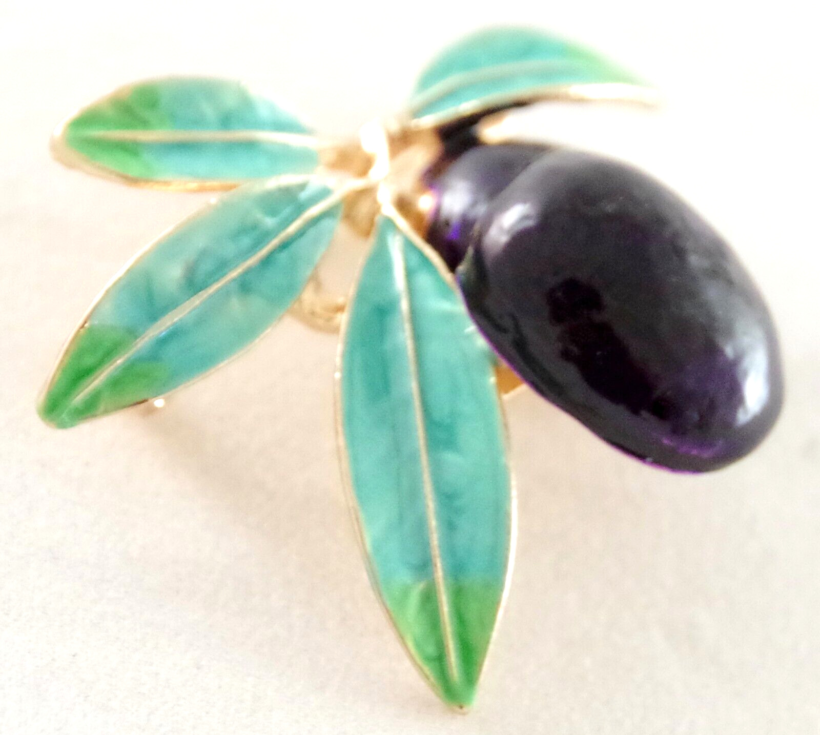 Pretty! 1.75″ NWOT HIGHLY DIMENSIONAL BLACK OLIVE FRUIT ENAMEL & GOLD BROOCH PIN