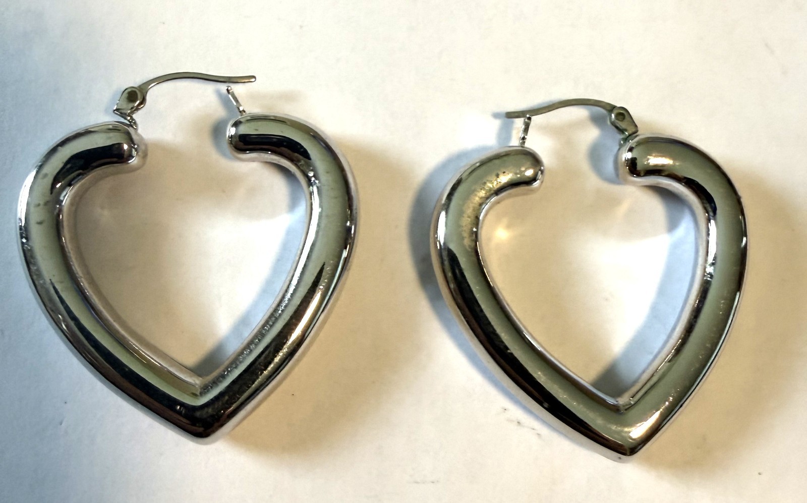 Chunky Thick Hoop Heart Shape Earrings Pierced Hinged Latch Back Closure 1.5″
