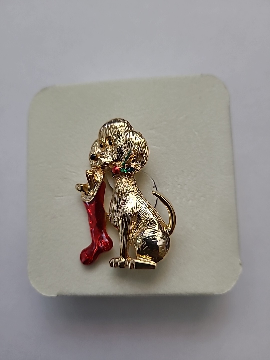 NEW Vtg Gerry’s Christmas Puppy Hound Dog Stocking Gold Tone Textured Pin Brooch