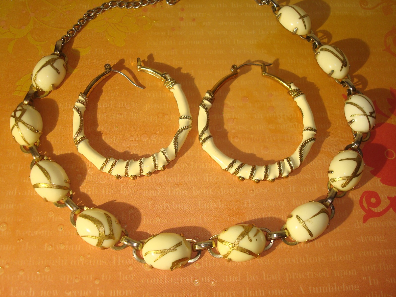 VINTAGE, SET NECKLACE & POST HOOP LARGE EARRINGS CREAM/BEIGE GOLD ACCENT PERFECT