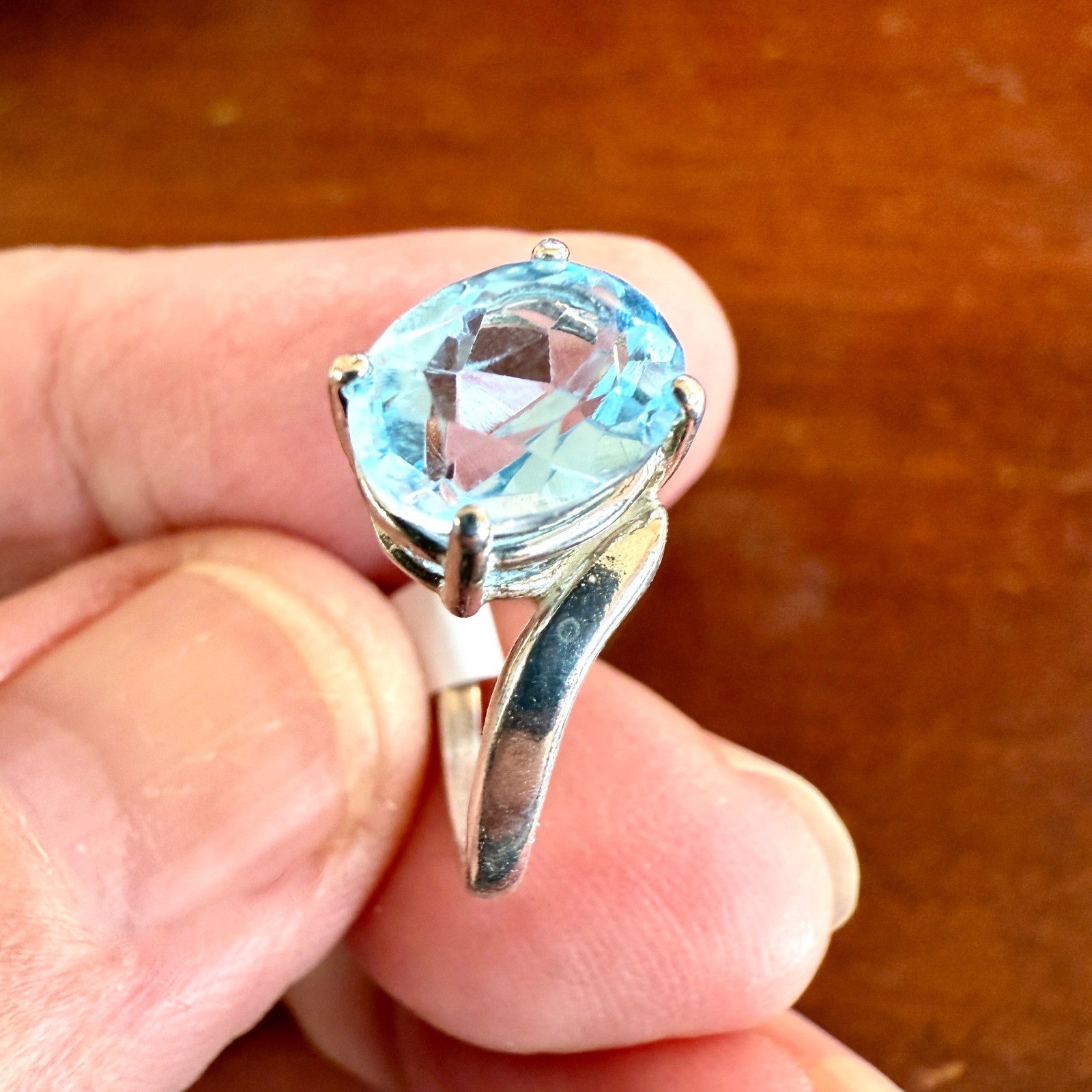 .925 2.4 grams Sterling Silver 9x7mm oval sky Blue Topaz ring Size 6.25