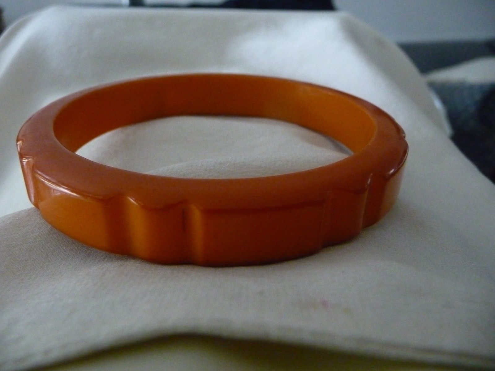 VTG BAKELITE CARVED BUTTERSCOTCH BANGLE 1/2” W BRACELET #29/12