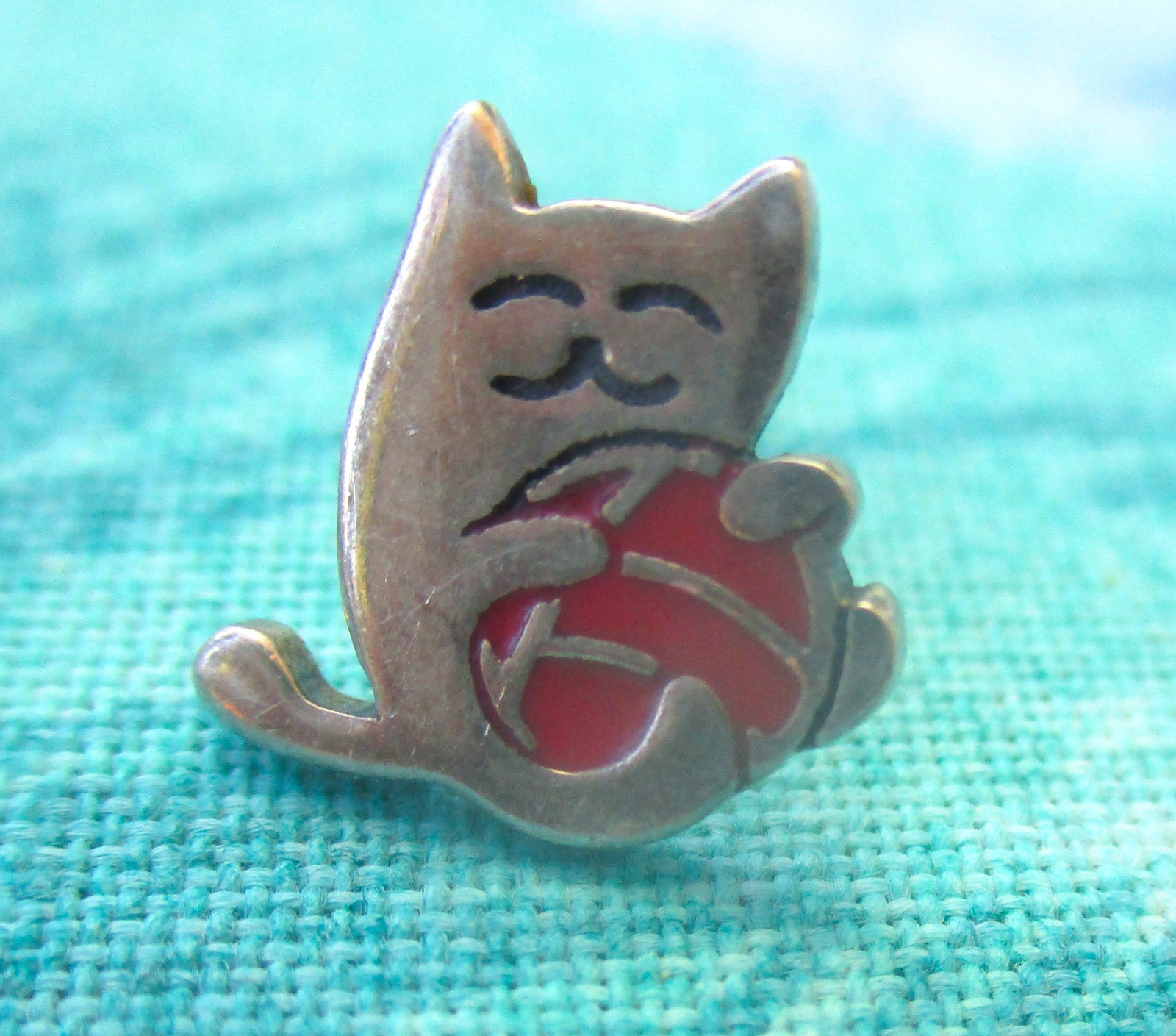 Kitty Cat Sterling Silver Stud Earrings Enamel Ball Playful Kitten 1.6 g .25″